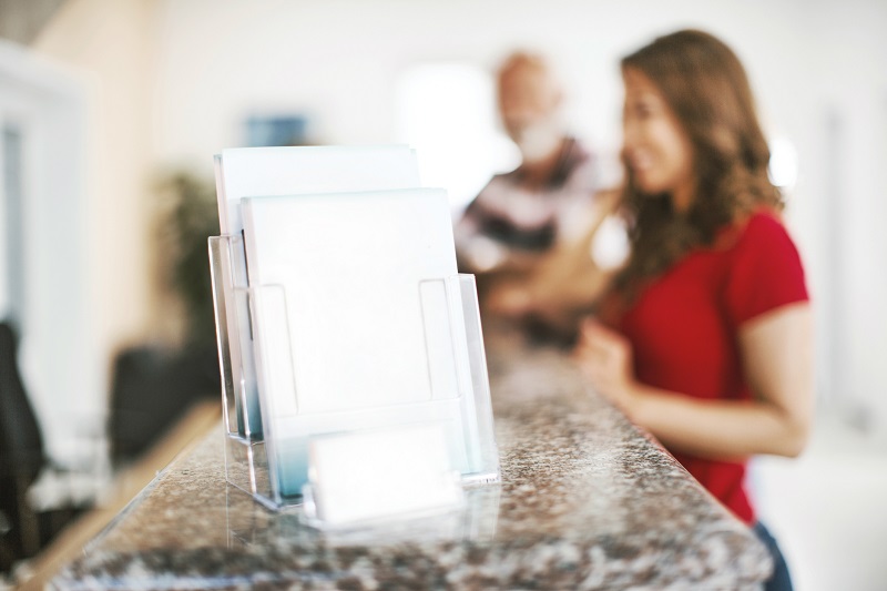 stojak na ulotki reklamowe